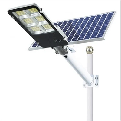 Gadelys med solpanel og batteri
